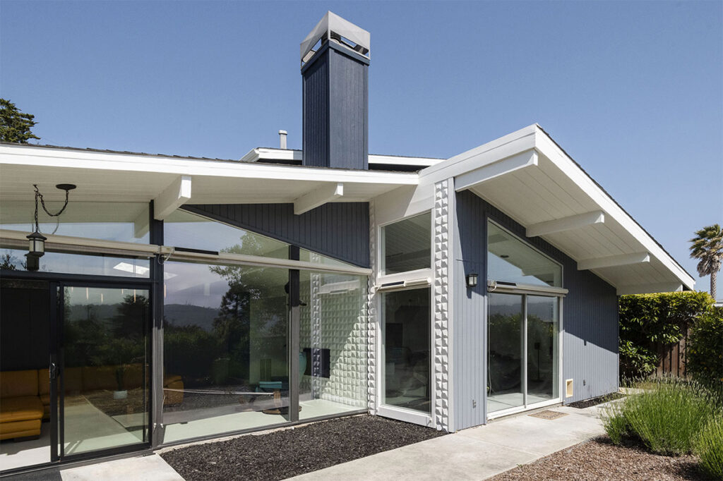 DRACO Design and Construction A modern home with a large glass door.