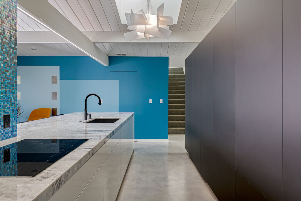 DRACO Design and Construction A modern kitchen with blue walls.